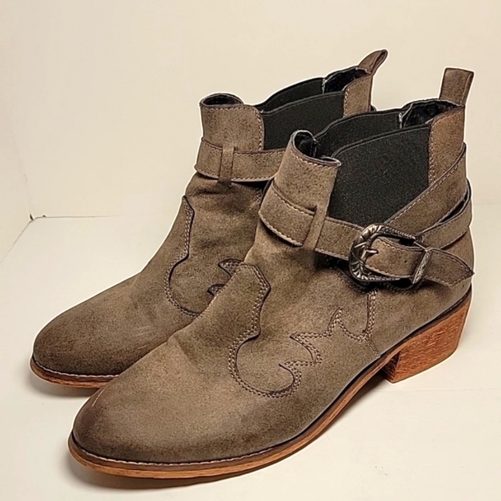 Olivia Miller Bootie Ankle Boot Faux Leather Pull-On Stacked Heel Buckle 8.5 - Picture 8 of 14